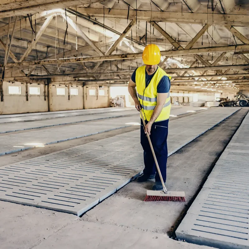 Addetto pulizie capannone Como
